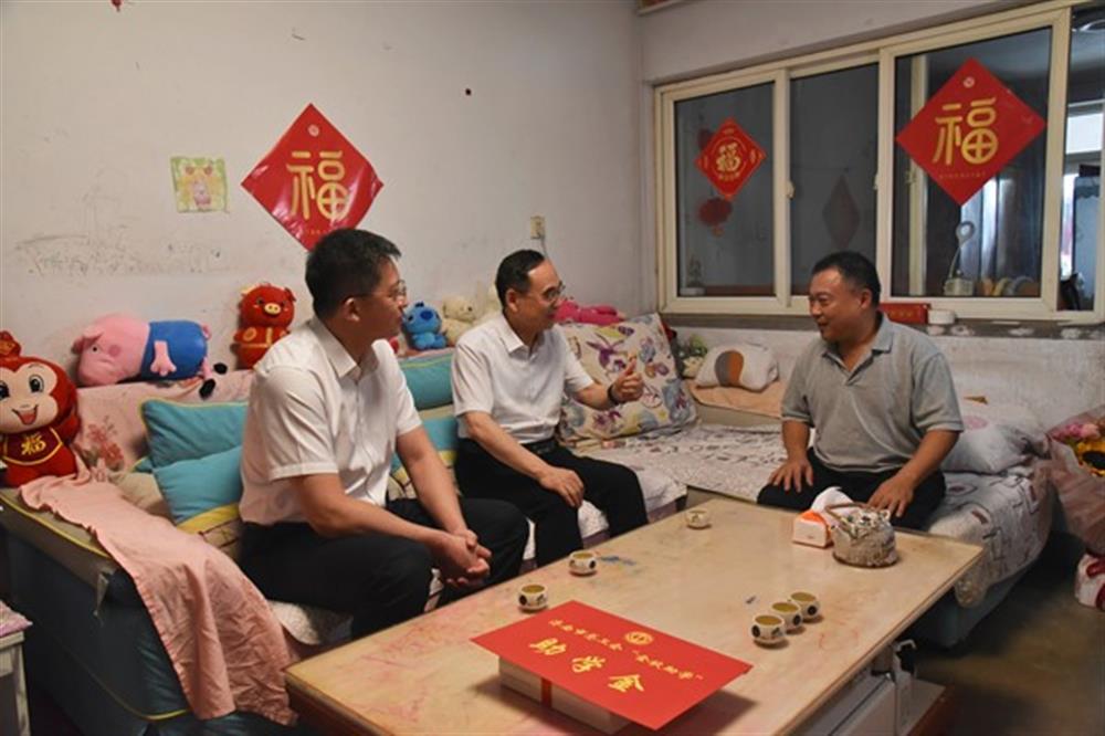 金秋助学，情暖人心 济南市总工会领导走访慰问平台 困难职工及子女